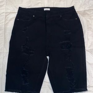 Size 1X ripped black bermuda shorts